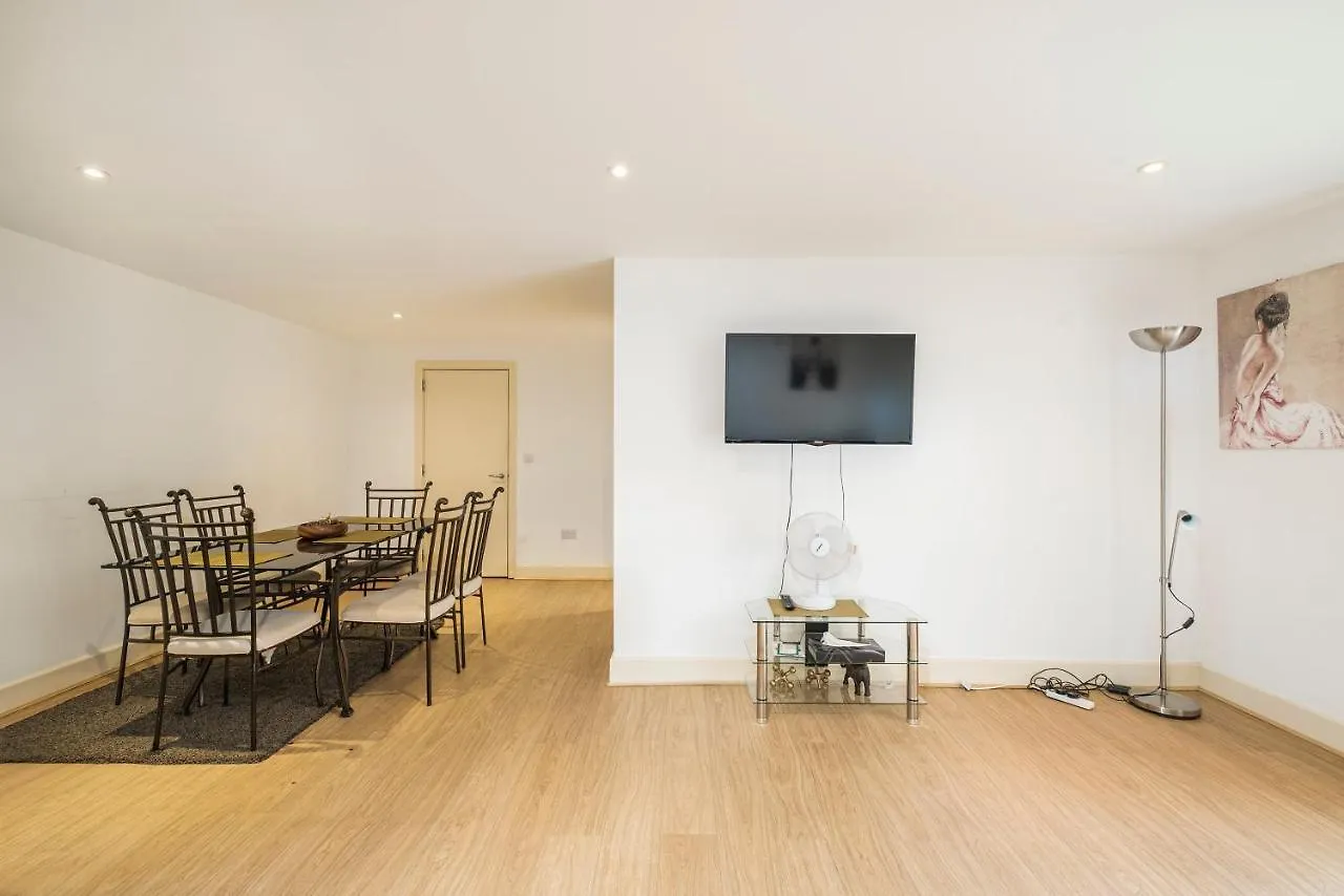 Canary Wharf/Docklands/Excel Spacious Apt E14 London Apartment